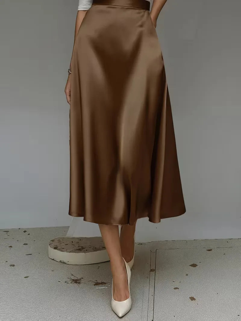 Lichtgrijze satijnen dames midirok met hoge taille. Ideaal voor een minimalistische, elegante outfit.