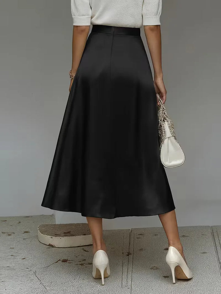 Comfortabele en elegante satijnen damesrok in camel. Midi lengte, hoge taille, perfect voor lentemode.