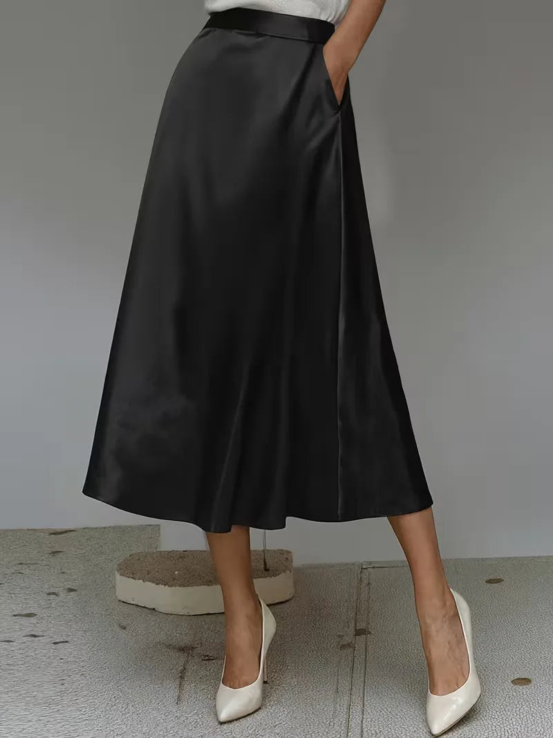 Zachte lavendel satijnen rok, midi lengte, hoog getailleerd. Een dromerige en elegante keuze voor dames.