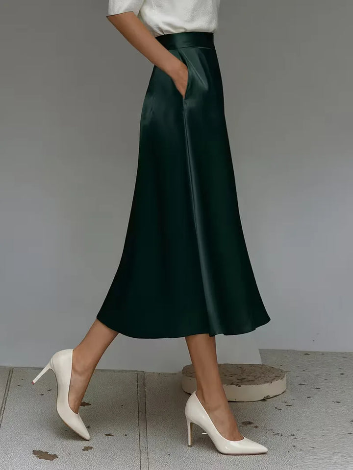 Lichtroze satijnen damesrok met hoge taille, elegant en comfortabel. Geschikt voor zomer casual outfits.