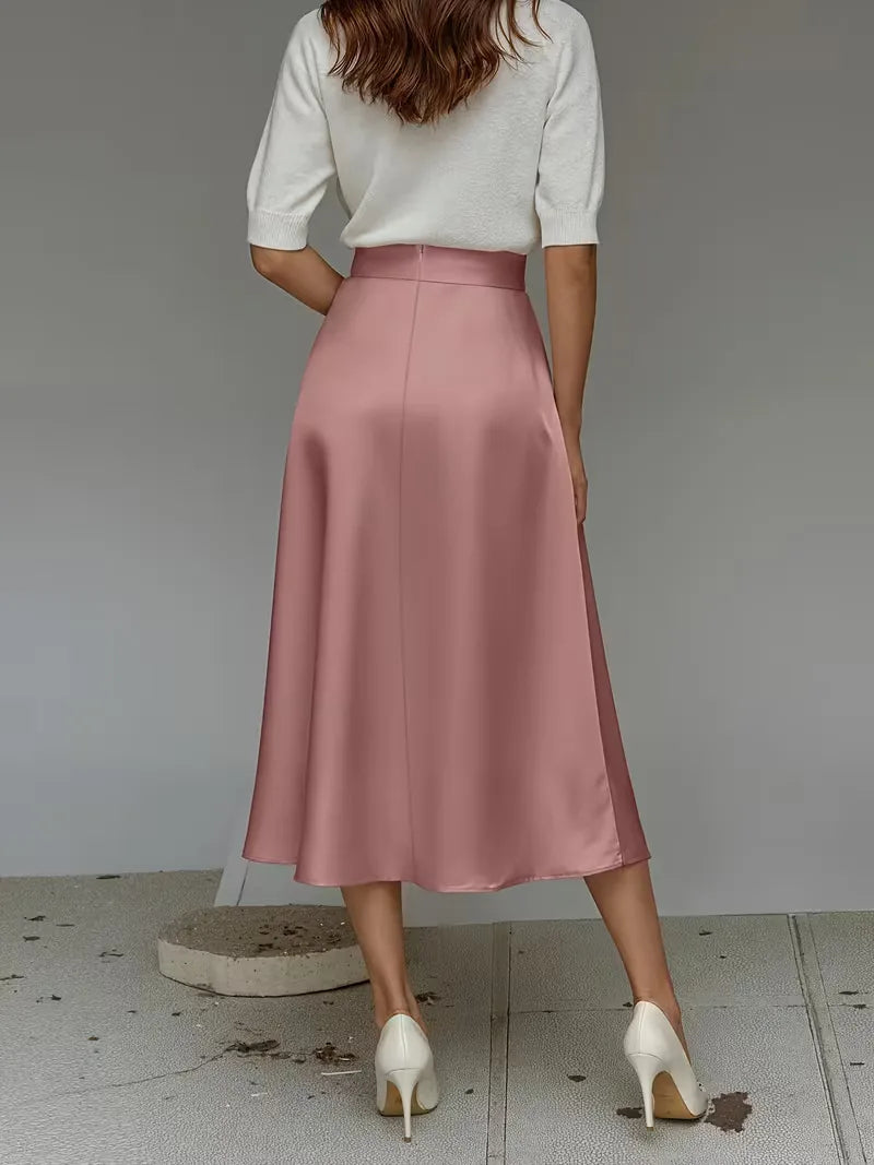 Chique hoogtaille satijnen rok in koperkleur, midi lengte. Voor een warme en elegante damesuitstraling.