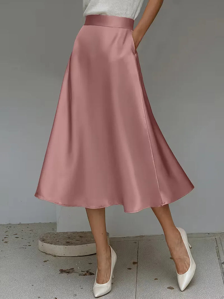 Stijlvolle zwarte satijnen damesrok met hoge taille. De perfecte midi rok voor een elegante, smart casual look.