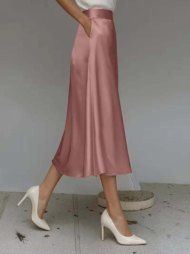 Luxe satijnen midirok in smaragdgroen, hoge taille. Een elegante en veelzijdige optie voor dames.