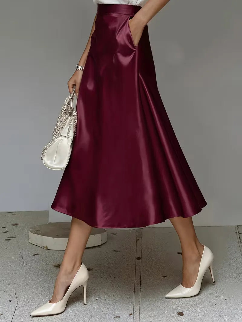 Chique beige satijnen dames midirok, hoge taille. Geschikt voor zowel casual als elegante lentemode.