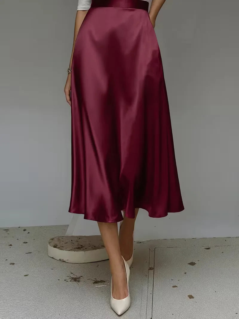 Klassieke witte satijnen damesrok, hoogtaille, ideaal voor een frisse en elegante zomerlook.