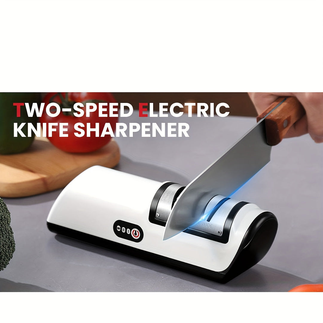 Vrouw slijpt een keukenmes met de compacte USB oplaadbare elektrische messenslijper. Snel en effectief.