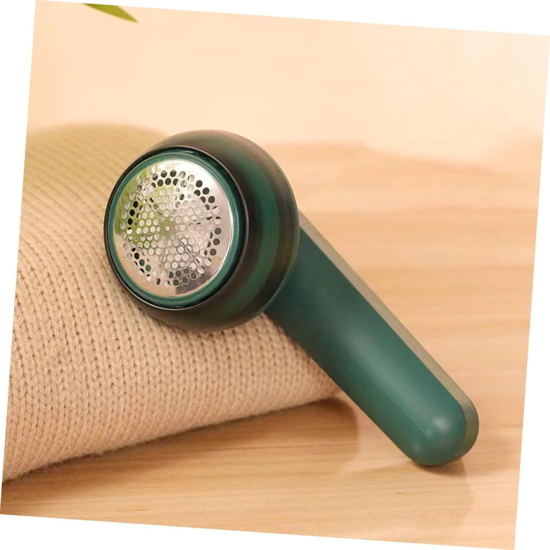 "Elektrische pluizenverwijderaar, wit/zwart, ergonomisch ontwerp, verwijdert pluisjes van kleding en meubels zonder beschadig