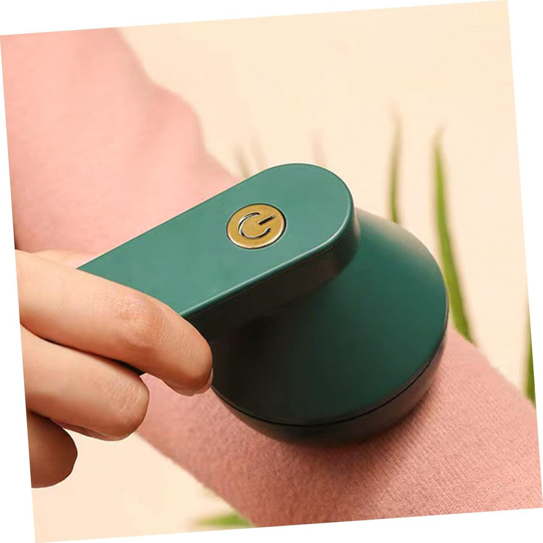 "Elektrische pluizenverwijderaar, wit/zwart, ergonomisch ontwerp, verwijdert pluisjes van kleding en meubels zonder beschadig