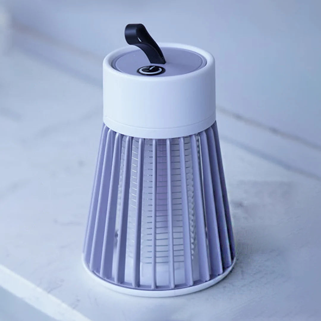 Elektrische UV-muggenverdelger, moderne witte lamp, geschikt voor binnen en buiten, trekt insecten aan met UV-licht.