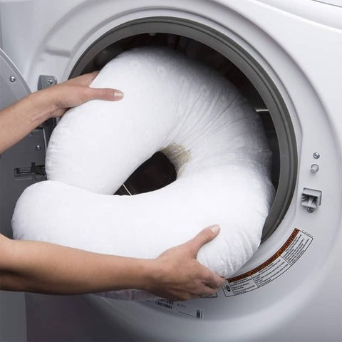 Roze ergonomisch babykussen, veilig en comfortabel voor het slapen van pasgeborenen.