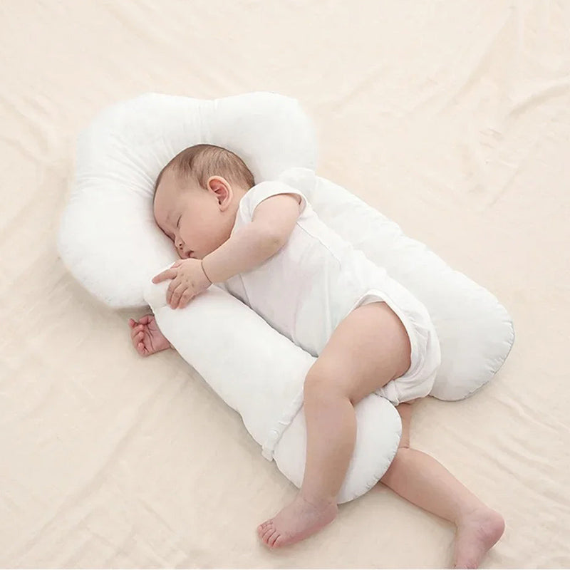 Wit ergonomisch baby slaapkussen van katoen en traagschuim voor pasgeborenen.