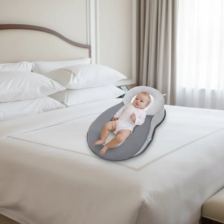 Ergonomisch baby slaapkussen voor veilige slaap, voorkomt hoofdvervorming bij pasgeborenen.