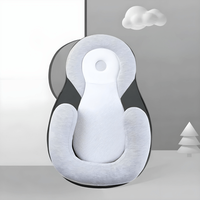Veilig babyslaapkussen in een rustgevende babykamer, bevordert ergonomische slaap.