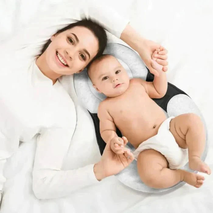 Baby slaapt vredig op het veilige, ergonomische slaapkussen, ondersteunt hoofd en nek.