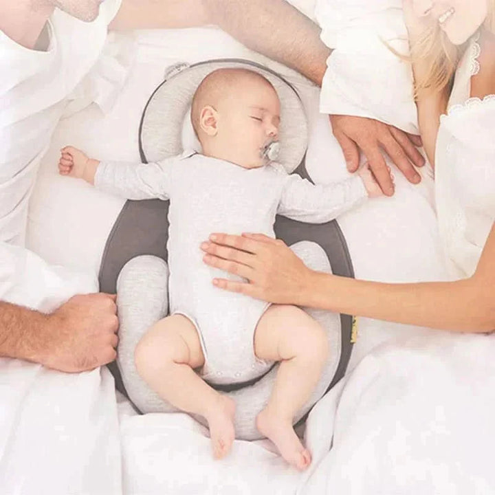 Uniek ergonomisch babykussen met kuiltje, speciaal ontworpen voor pasgeboren babyhoofden.