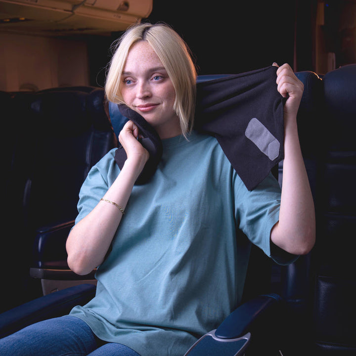 "Ergonomisch reiskussen in grijs, ademende stof, biedt neksteun en hoog comfort tijdens reizen."