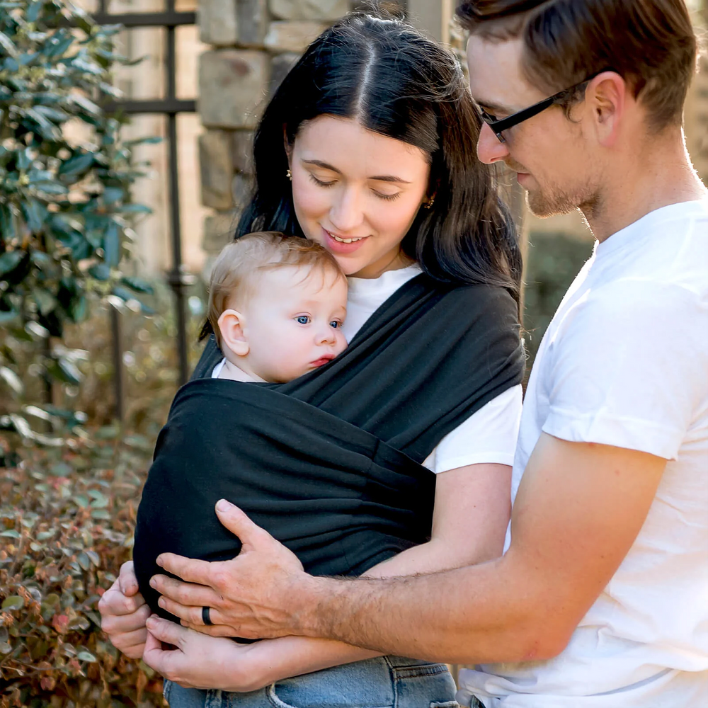 Ergonomische SnuggleWrap draagdoek, comfortabel baby dragen, verstelbare schouderbanden, grijs, ademend materiaal.