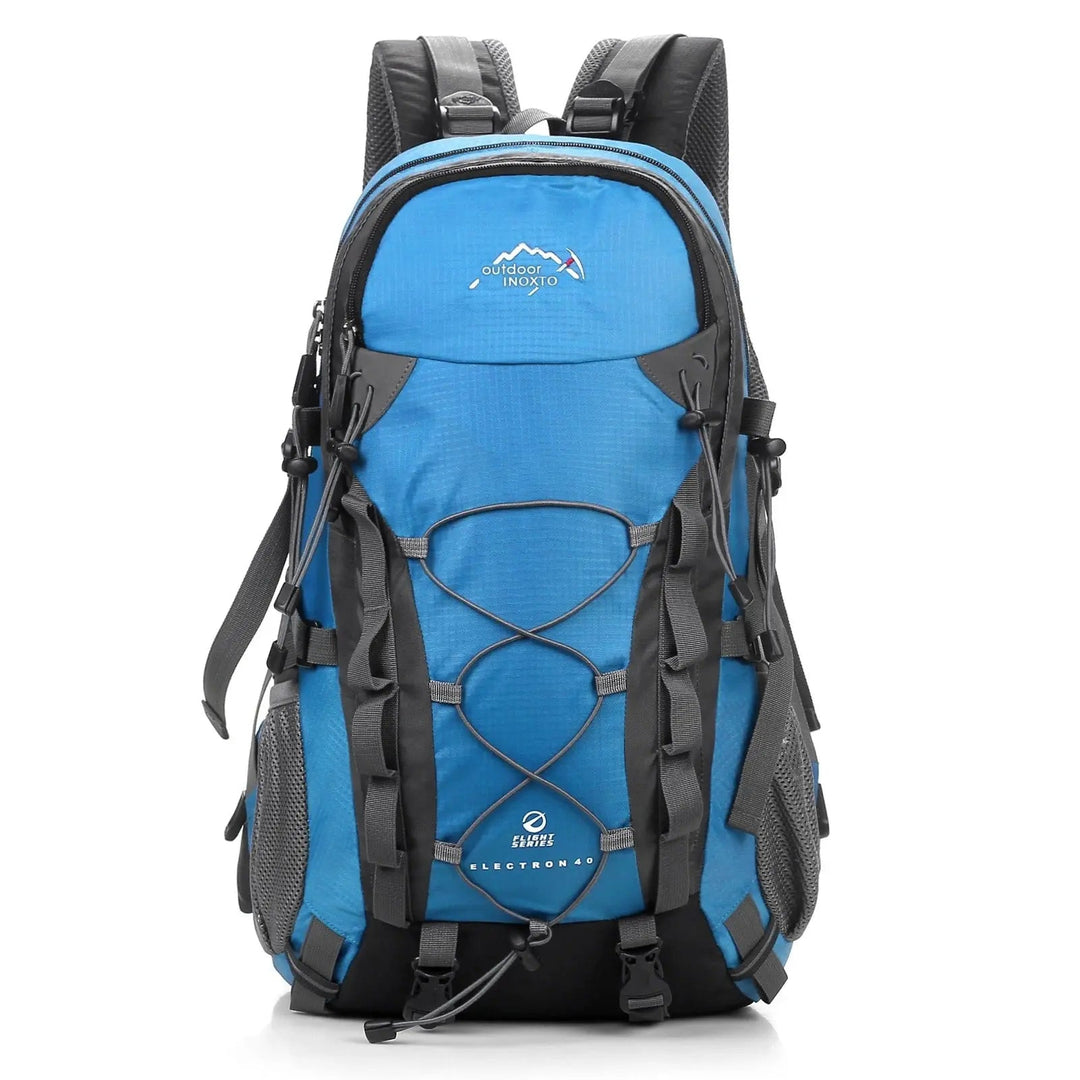 Zwarte ExplorerMax outdoor trekking rugzak, duurzaam voor wandelen, kamperen en avontuurlijke reizen. Unisex.