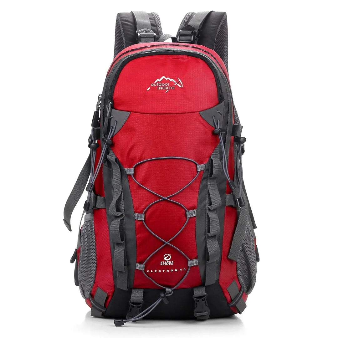 ExplorerMax trekking rugzak in de natuur. Duurzame wandelrugzak, ideaal voor lange outdoor avonturen. Unisex.