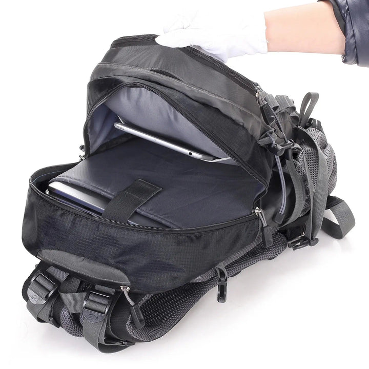 Unisex ExplorerMax outdoor rugzak gedragen tijdens een avontuurlijke trekking. Perfecte wandel- en reisrugzak.