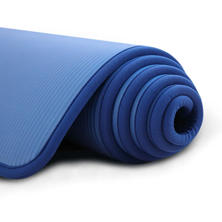 "Extra dikke 10 mm antislip yogamat in blauw, roze of zwart, biedt comfort en stabiliteit voor yoga en pilates oefeningen."