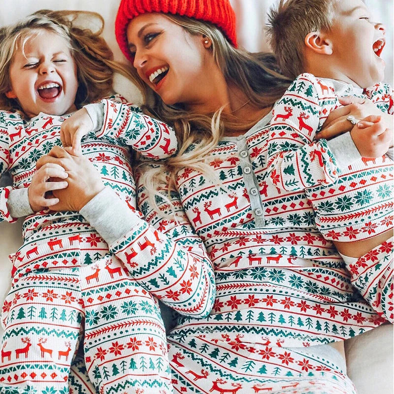 "Familie kerst pyjama's, comfortabel en stijlvol, zachte katoenen stoffen, rood met witte accenten, voor jong en oud."
