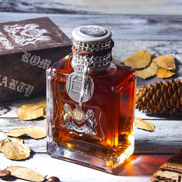 "Feromonen parfum voor mannen in luxe fles met houtachtige en kruidige geur, perfect als cadeau, op witte achtergrond."