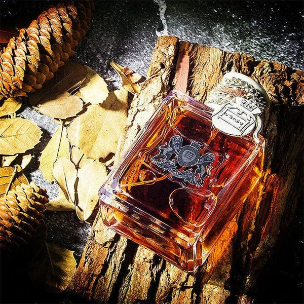 "Feromonen parfum voor mannen in luxe fles met houtachtige en kruidige geur, perfect als cadeau, op witte achtergrond."