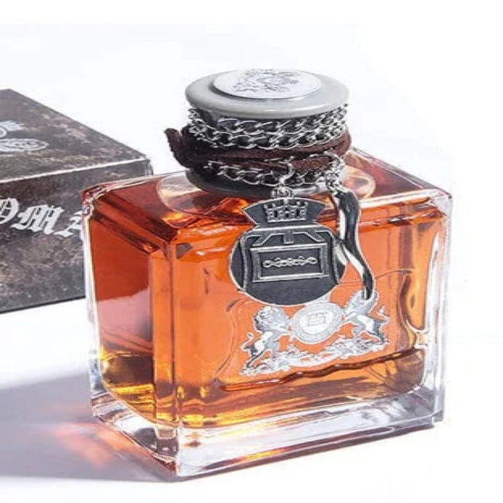 "Feromonen parfum voor mannen in luxe fles met houtachtige en kruidige geur, perfect als cadeau, op witte achtergrond."