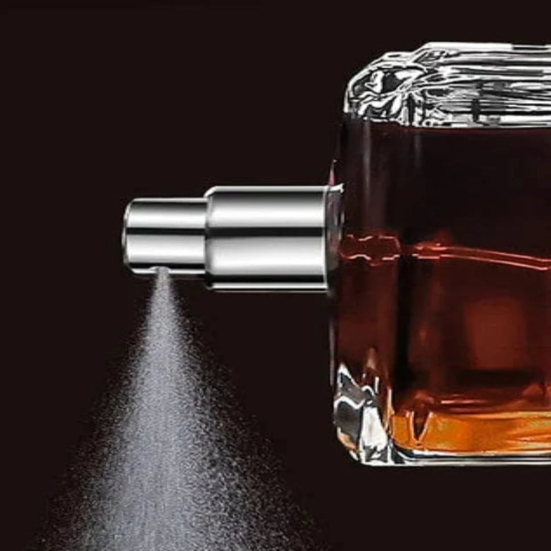 "Feromonen parfum voor mannen in luxe fles met houtachtige en kruidige geur, perfect als cadeau, op witte achtergrond."