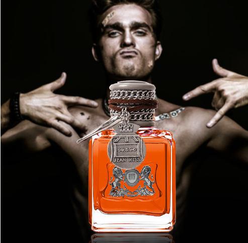 "Feromonen parfum voor mannen in luxe fles met houtachtige en kruidige geur, perfect als cadeau, op witte achtergrond."