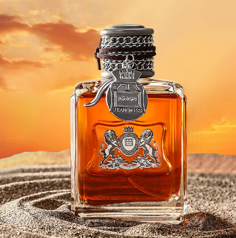 "Feromonen parfum voor mannen in luxe fles met houtachtige en kruidige geur, perfect als cadeau, op witte achtergrond."