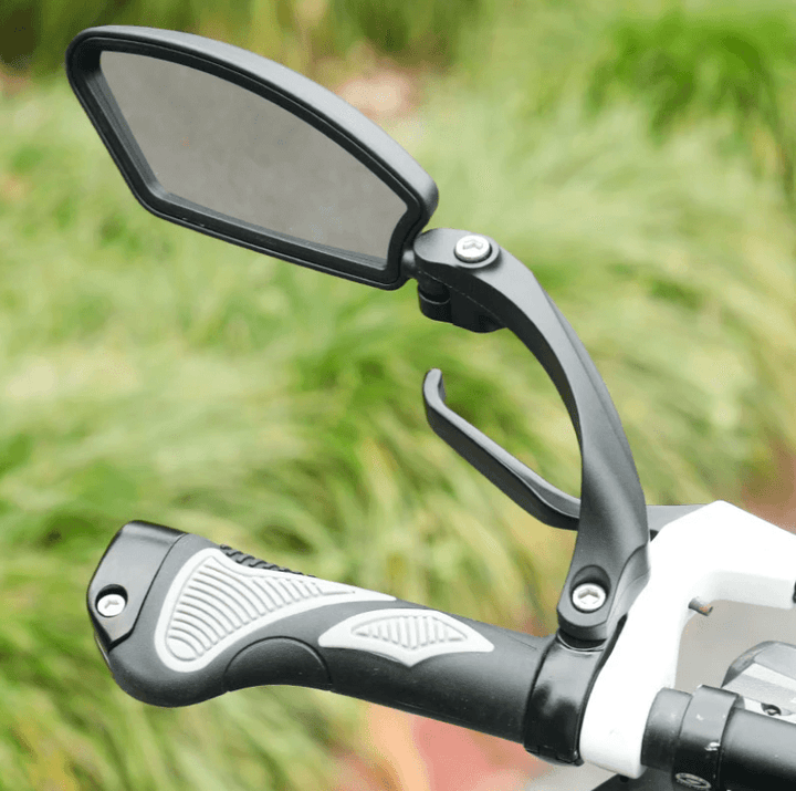 Fiets achteruitkijkspiegel met verstelbare hoek en brede reflector voor optimale veiligheid.