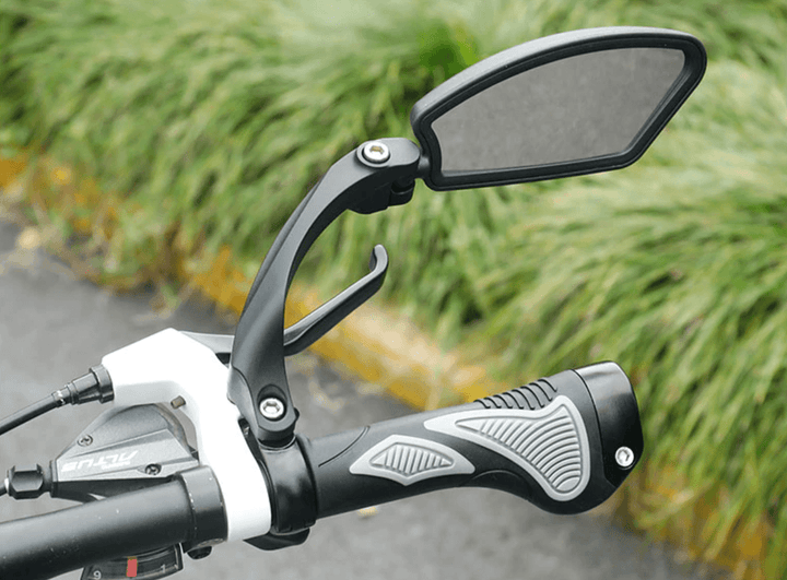 Fiets achteruitkijkspiegel met verstelbare hoek en brede reflector voor optimale veiligheid.
