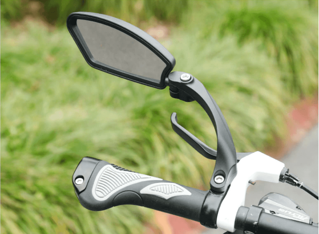 Fiets achteruitkijkspiegel met verstelbare hoek en brede reflector voor optimale veiligheid.