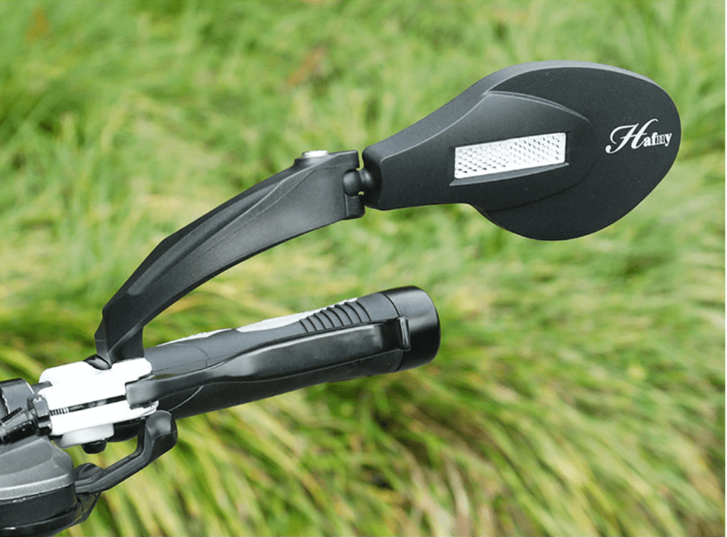 Fiets achteruitkijkspiegel met verstelbare hoek en brede reflector voor optimale veiligheid.