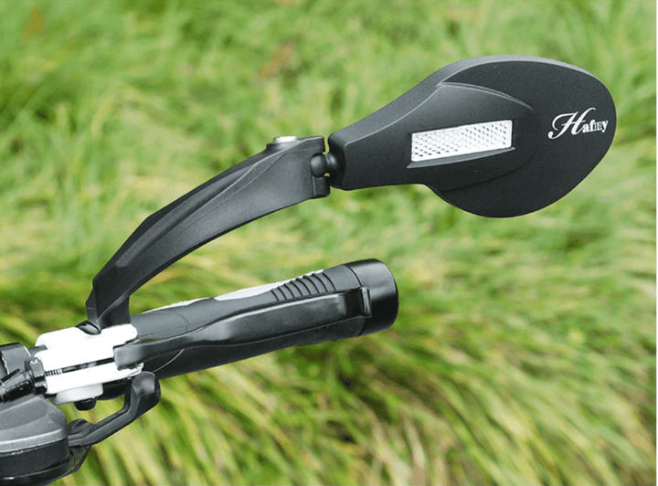 Fiets achteruitkijkspiegel met verstelbare hoek en brede reflector voor optimale veiligheid.