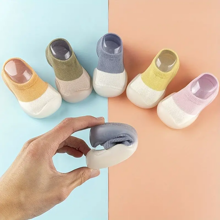Flexibele kinderschoenen in blauw met blotevoetengevoel, ideaal voor peuters en kleuters.