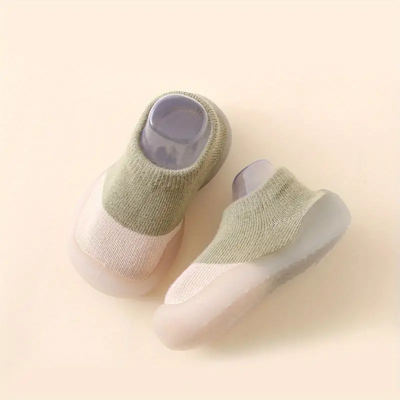Kindermodel draagt gele flexibele kinderschoenen, speelt buiten, toont bewegingsvrijheid.