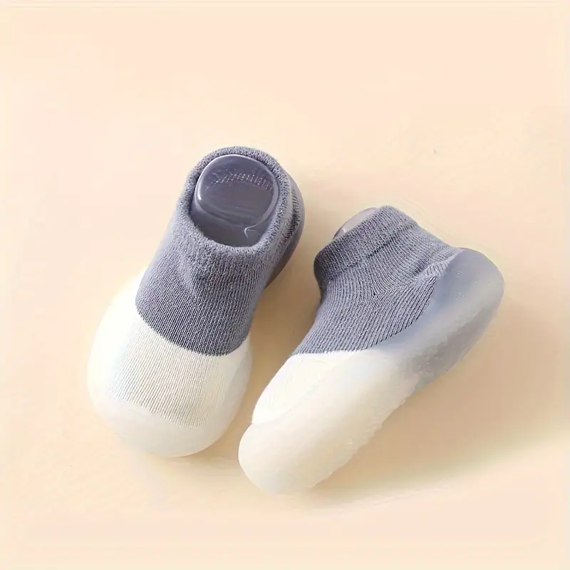 Detail van de klittenbandsluiting op groene kinderschoenen, makkelijk aan en uit te trekken.