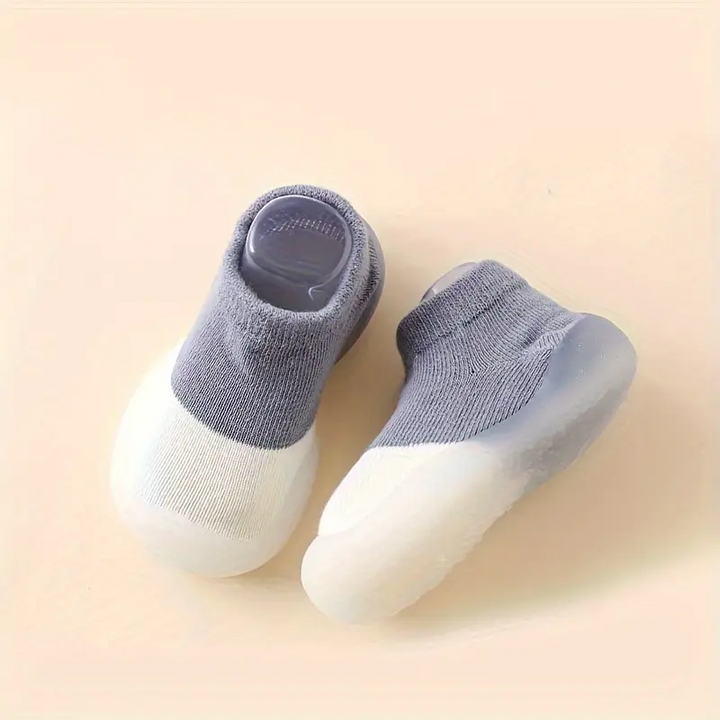 Detail van de klittenbandsluiting op groene kinderschoenen, makkelijk aan en uit te trekken.