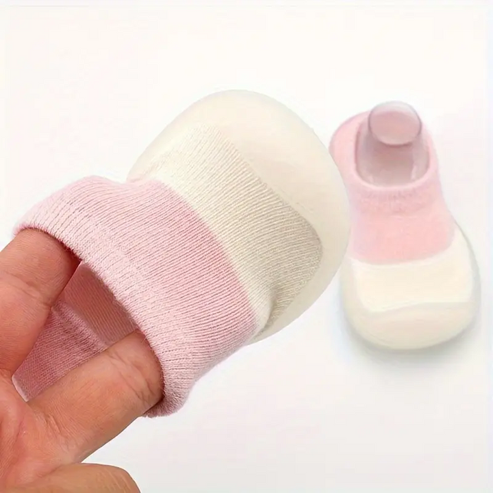 Set van kinderschoenen in blauw en oranje, flexibel en comfortabel voor jonge kinderen.