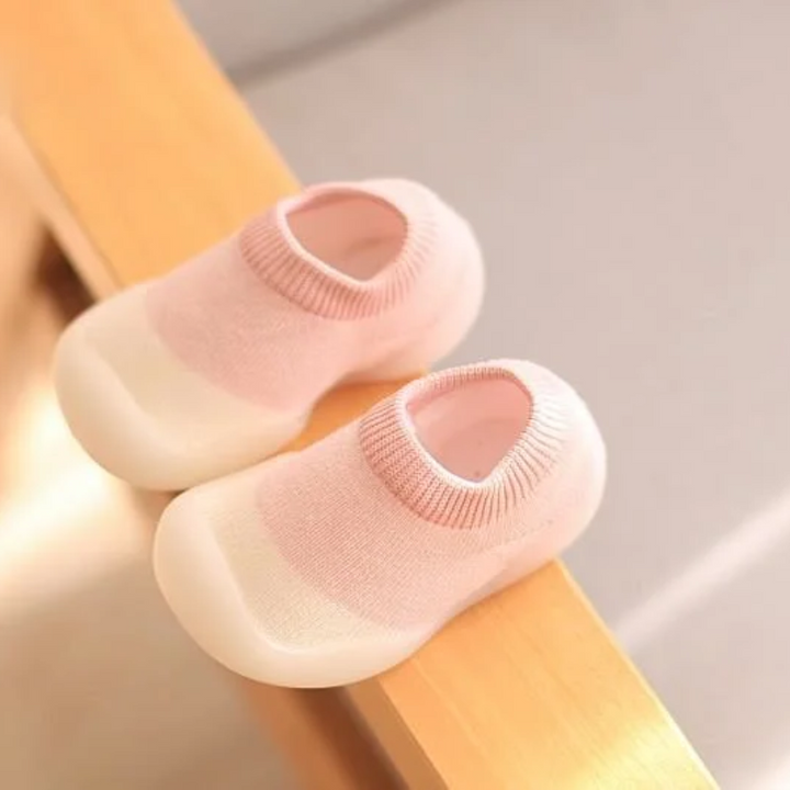 Gele kinderschoenen met flexibele zool, blotevoetengevoel, perfect voor actieve peuters.