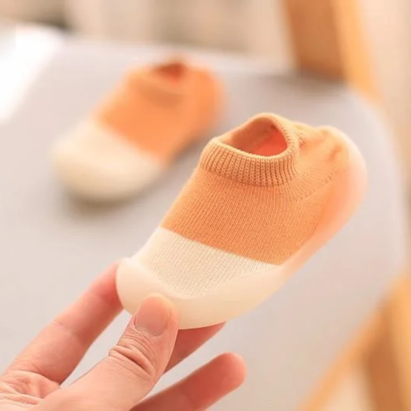 Groene ademende kinderschoenen met antislip en barefoot comfort, geschikt voor kleuters.