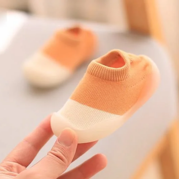 Groene ademende kinderschoenen met antislip en barefoot comfort, geschikt voor kleuters.