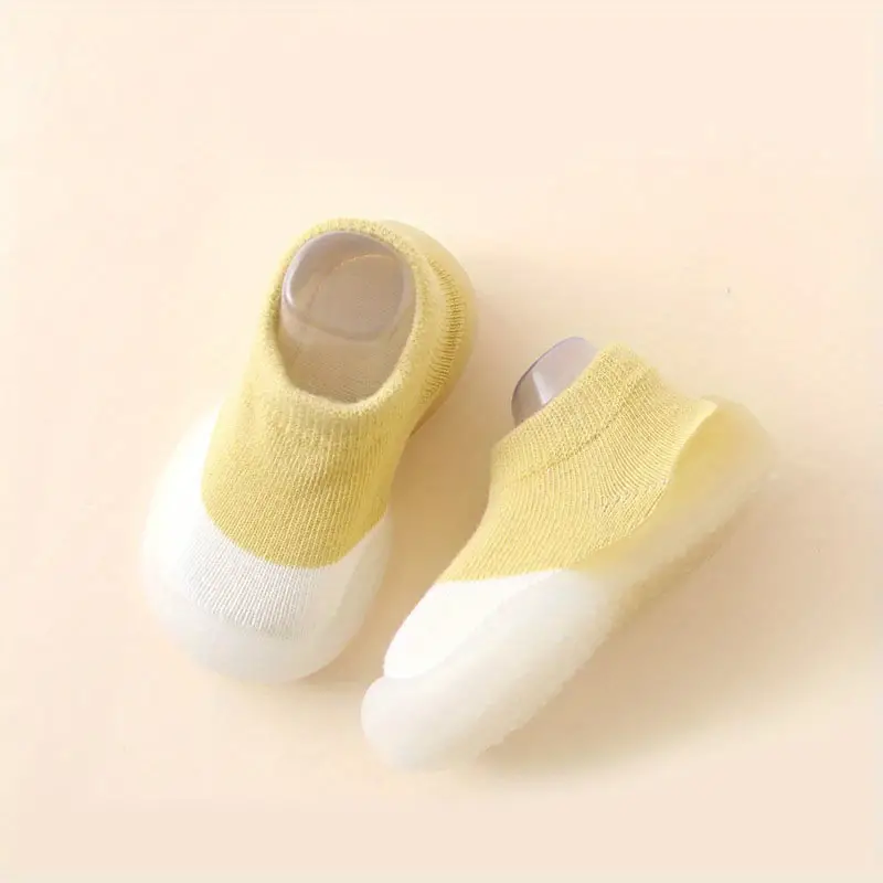 Roze kinderschoenen met ademend materiaal, perfect voor de ontwikkeling van kindervoetjes.