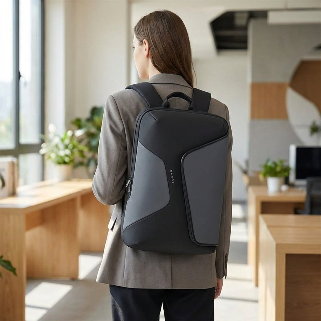 FluxPack unisex waterdichte zakelijke rugzak met USB-poort, ideaal voor laptop en forensen.
