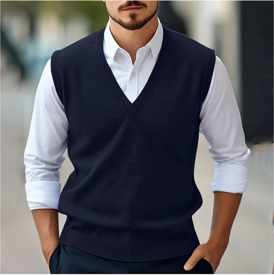 Detailopname van de zachte gebreide stof van een mouwloze heren V-hals trui, comfortabel en stijlvol voor herfst/lente.