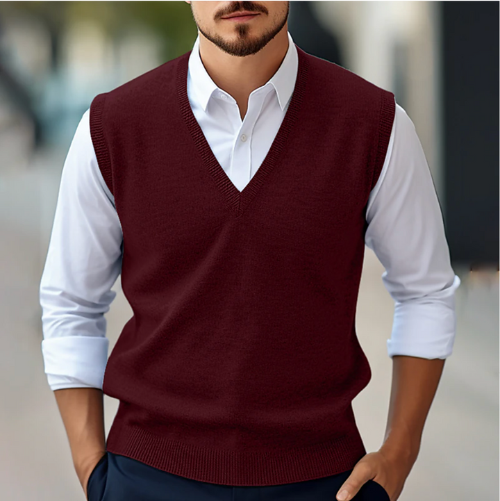 Heren mouwloze V-hals trui in grijs, perfect voor gelaagde smart casual outfits. Gebreid comfort voor herfst/lente.