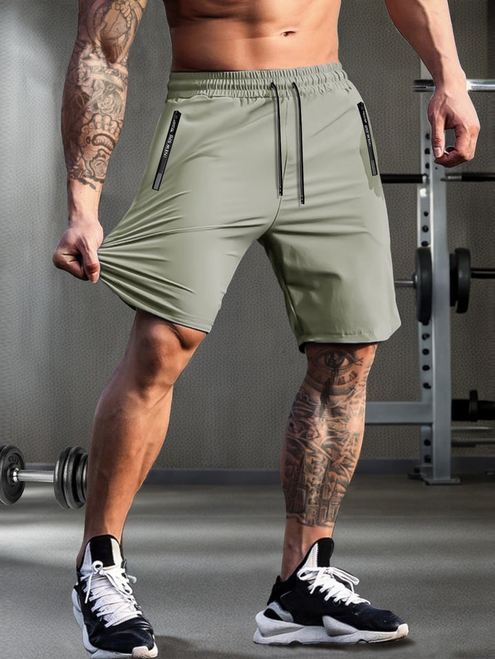Blauwe comfortabele heren sportshorts, sneldrogend en lichtgewicht, essentieel voor zomerse activiteiten.